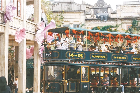 “三八”婦女節(jié)期間，不少女性游客前往赤坎華僑古鎮(zhèn)游玩。景區(qū)供圖