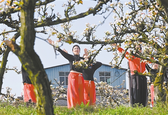 圖為3月11日，游客在重慶市永川區(qū)尖山村拍照。