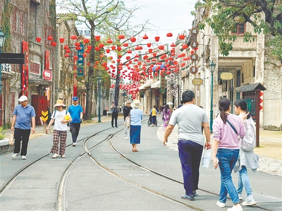 春節(jié)假期，赤坎華僑古鎮(zhèn)游人如織。李銀換
