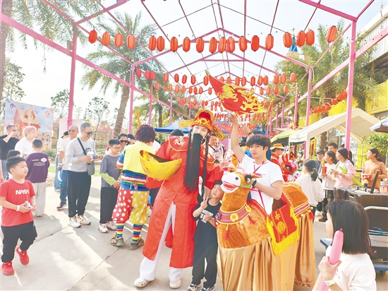 春節(jié)假期，趣味十足的巴貝高世界·比比親子樂(lè)園有著超高人氣。