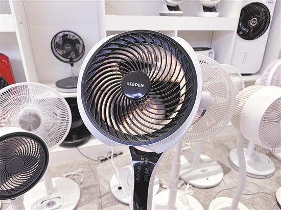 西點電器的產(chǎn)品展示廳陳列著款式多樣的風(fēng)扇。