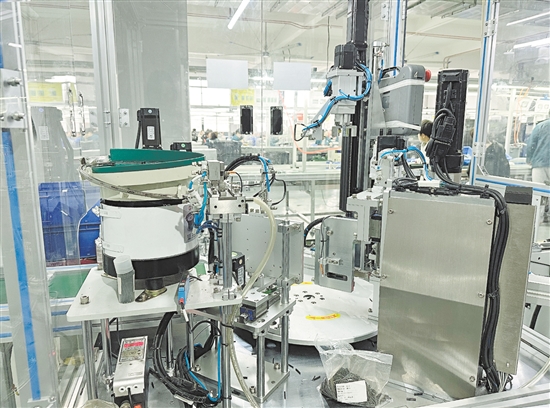 在西點電器的生產(chǎn)線上，機(jī)器與工人緊密協(xié)作，組裝出一臺臺高品質(zhì)的風(fēng)扇。