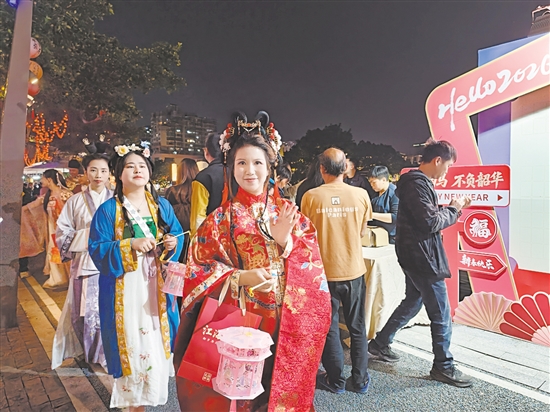 漢服愛好者穿著漢服提燈夜游。陳嬋