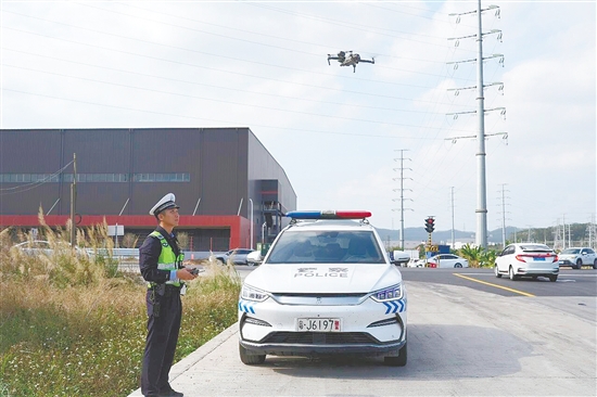 新會(huì)公安創(chuàng)新勤務(wù)模式，警用無人機(jī)“走上”街頭，開展常態(tài)化路面交通巡查管控工作。