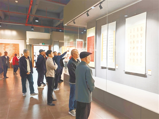 開幕當天，眾多書法愛好者慕名前來觀展。