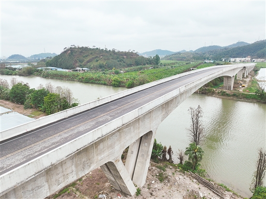 大橋通車后，新馬單村邁上發(fā)展新起點(diǎn)。