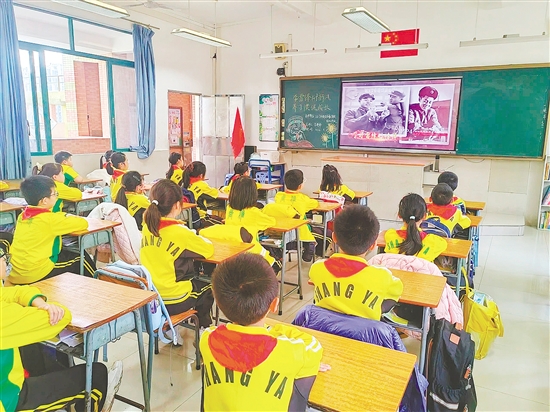 新會尚雅學(xué)校舉辦主題班會課，老師們帶領(lǐng)學(xué)生感受榜樣的力量。