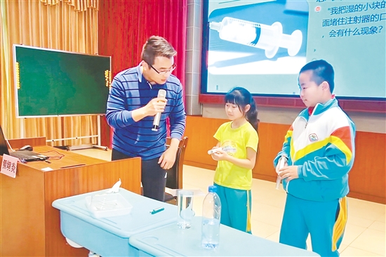 活動中，講師帶領(lǐng)同學(xué)們進(jìn)行趣味實(shí)驗(yàn)，揭秘大氣壓現(xiàn)象。