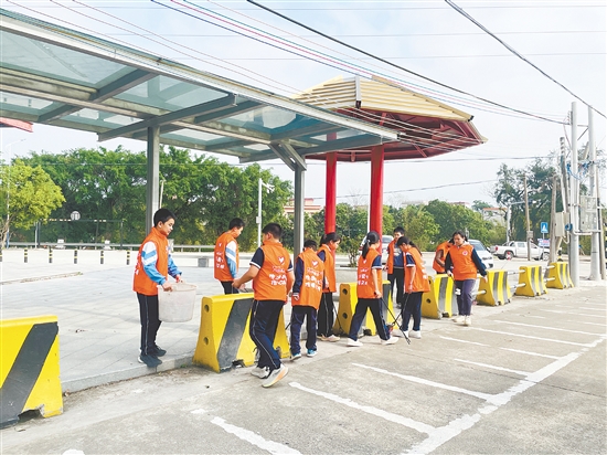 學(xué)生們以實(shí)際行動(dòng)為校園及周邊環(huán)境“梳妝添彩”，助力文明校園建設(shè)。