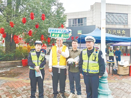 江門人保財險向群眾贈送符合3C認證的安全頭盔。