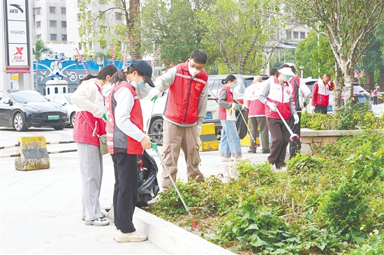 清理綠化帶內(nèi)的垃圾，營(yíng)造干凈整潔生活環(huán)境。