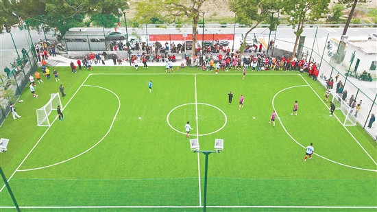 結(jié)合村里足球運動盛行的特點，沙云村對原沙洞小學(xué)的閑置地塊實施改造，建成標(biāo)準(zhǔn)五人足球場，為村民日常休閑運動提供優(yōu)質(zhì)場所。