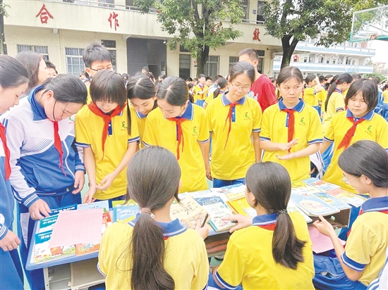 在圖書跳蚤市場活動中，學(xué)生們穿梭于各個攤位，徜徉在墨香書海之中。
