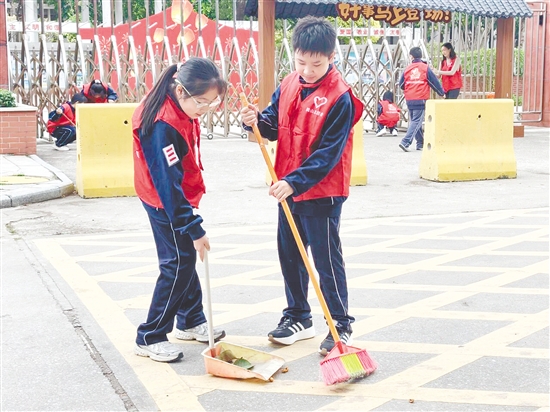少先隊(duì)員們化身為“校園美容師”，為打造美麗校園出力。