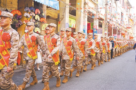 預(yù)定新兵到長(zhǎng)堤歷史文化街區(qū)巡游，精神抖擻。