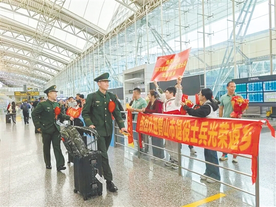 鶴山市退役軍人返鄉(xiāng)，感受到滿滿的儀式感。