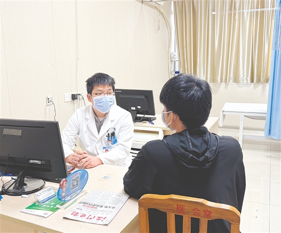 醫(yī)生為肝病患者看診。