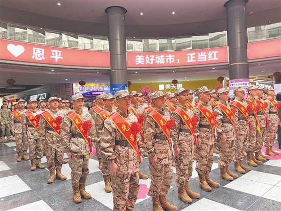 52名來(lái)自恩平市各鎮(zhèn)（街）的熱血青年身著戎裝、精神抖擻，帶著家鄉(xiāng)親友的期盼與囑托，即將開啟軍旅生涯。