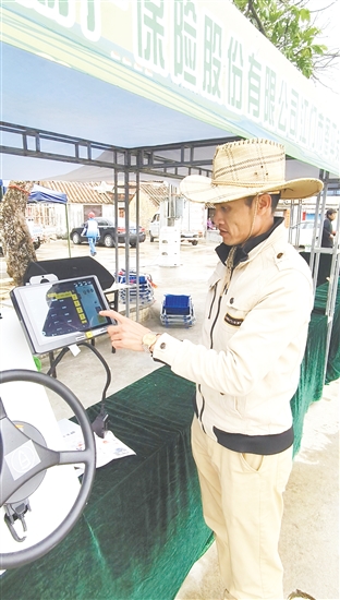 工作人員只要通過手機(jī)，便可控制田間插秧機(jī)的行進(jìn)方向。