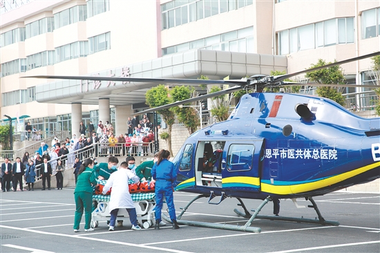 直升機在恩平市人民醫(yī)院轉(zhuǎn)運病例到珠江醫(yī)院。