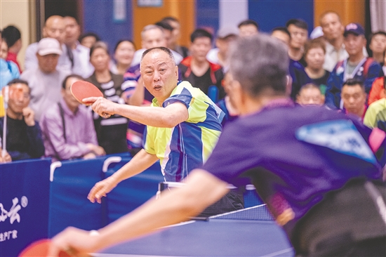 乒乓球愛好者齊聚一堂，以球會(huì)友、切磋技藝。