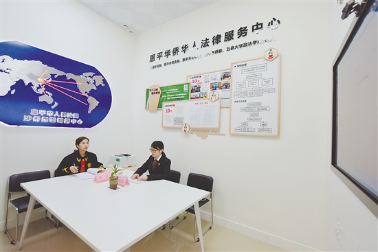 恩平法院法官參與志愿服務(wù)，線上化解涉僑矛盾糾紛。