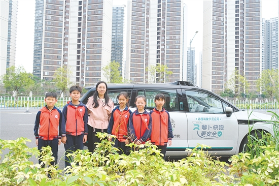 學(xué)生走出教室，體驗無人駕駛汽車。