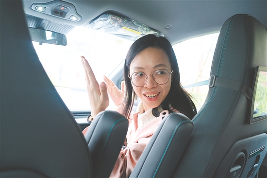 司徒嘉馨車內(nèi)講課。