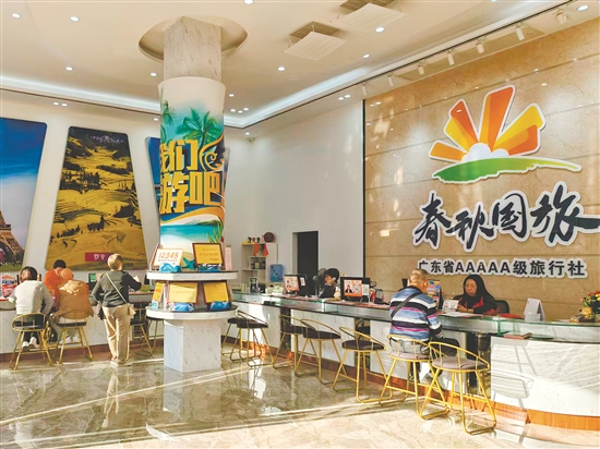 3月不少中老年長者到旅行社咨詢出游事宜。