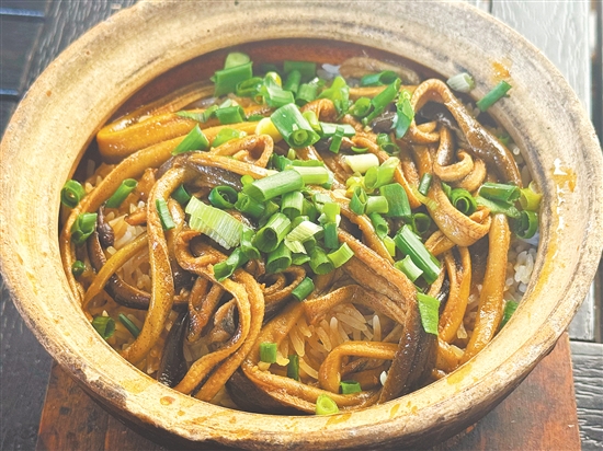 黃鱔煲仔飯最受歡迎。