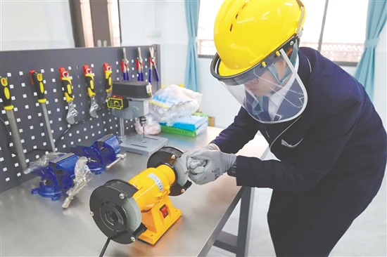 金山中學開設特色課程，培養(yǎng)學生動手能力。