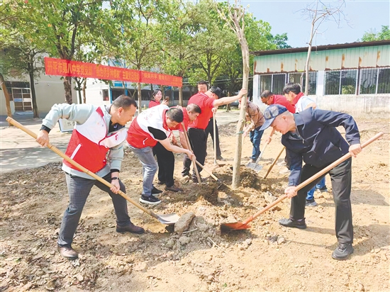 政商攜手共建“湘商林”，為春日蒼城注入蓬勃生機(jī)。