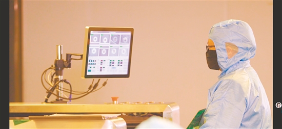 質(zhì)檢員正在對(duì)產(chǎn)品進(jìn)行檢測(cè)。