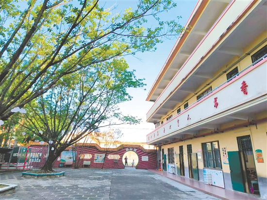 白廟小學(xué)的校園綠樹(shù)成蔭，鳥(niǎo)語(yǔ)花香。