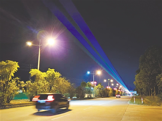 臺山交警在臺山重點路段新添12套防疲勞激光燈，為夜間行車點亮“安全燈塔”。