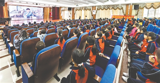 中國(guó)銀行江門分行“消保宣傳團(tuán)”的講師們，為小學(xué)生們量身定制金融課堂。