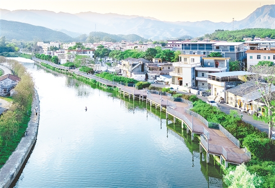 鶴城鎮(zhèn)以“五好兩宜”和美鄉(xiāng)村試點工作為抓手，推動鄉(xiāng)村振興提質增效。圖為鶴城河綜合治理以后的新面貌。