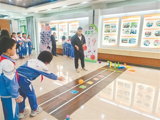 學(xué)生們積極參與互動(dòng)體驗(yàn)游戲，在輕松愉快的氛圍中鞏固學(xué)到的法律知識(shí)。