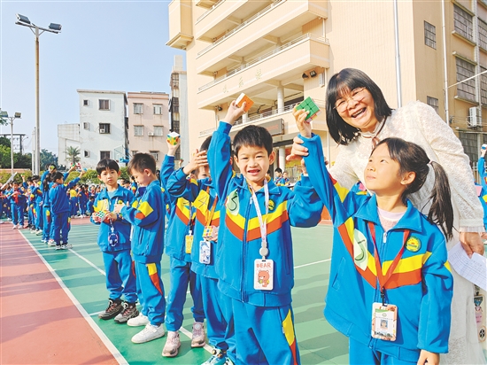 學生們通過玩魔方感受數學魅力，培養(yǎng)邏輯思維、空間想象和動手能力。