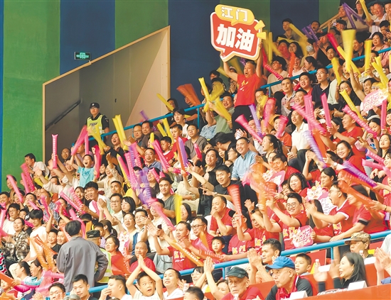 觀(guān)眾為江門(mén)隊(duì)加油助威。