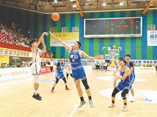 盡管體型上有劣勢，江門隊隊員依然敢打敢拼，全力爭取機會得分。
