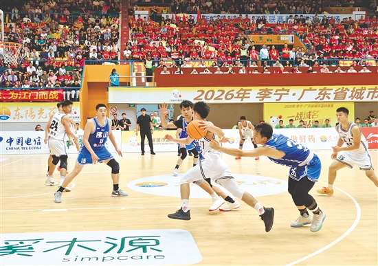 雙方球員在賽場上針鋒相對，每一次攻防都拼盡全力。