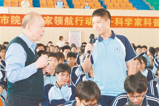 講座中，航空科普專家傅前哨（左）與學(xué)生互動(dòng)交流。