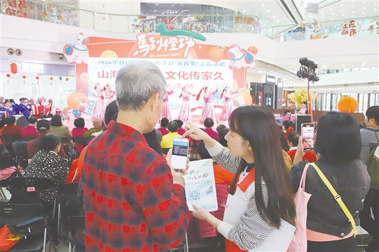 江門全面推廣“銀齡手機助理”文明實踐項目，組建網絡文明志愿服務隊，常態(tài)化提供咨詢、教學服務。圖為志愿者向老人介紹全民終身學習平臺。