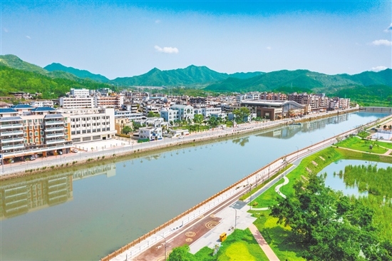 深井鎮(zhèn)通過實(shí)施美麗圩鎮(zhèn)“七個(gè)一”建設(shè)，一河兩岸顏值更高了、品質(zhì)更優(yōu)了、人居環(huán)境更好了。