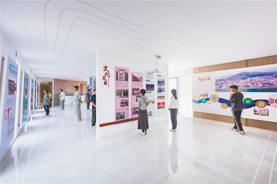 圩鎮(zhèn)客廳以農(nóng)文旅融合為核心整體打包運(yùn)營，后續(xù)將建設(shè)成為集休閑垂釣、農(nóng)耕體驗(yàn)、露營觀光等于一體的鄉(xiāng)村旅游新地標(biāo)。圖為展廳。