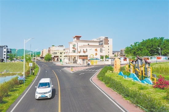 改造后的鄉(xiāng)鎮(zhèn)入口，“深井”二字醒目地鑲嵌于車站墻體，旁邊“濕地蠔鄉(xiāng)