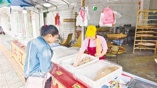 清明節(jié)臨近，市民購(gòu)買(mǎi)燒餅。