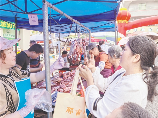 市民游客購買新鮮牛肉。
