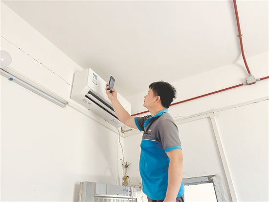 僑胞捐贈的空調已安裝到位。
